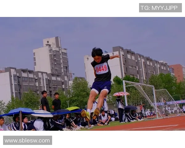 金黄的足球在阳光下闪耀梦想的光芒与青春的热血交织成的美好回忆